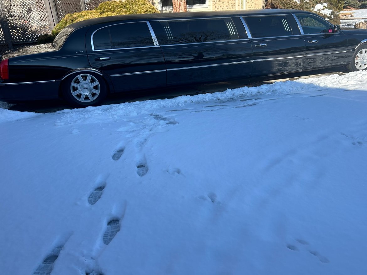 Limousine for sale: 2011 Lincoln 10-Passenger Stretch Limousine 120&quot; by Executive