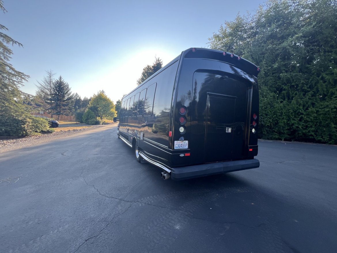 2012 Odyssey turtle top Ford F550 Executive Shuttle - Photo 4