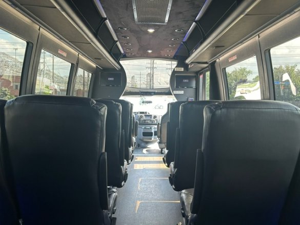 2017 Berkshire Coach Ford E450 23 PAX Shuttle Bus