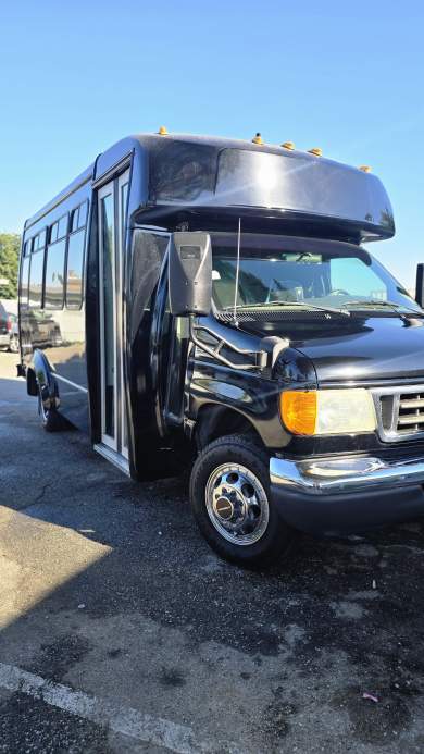 2006 Ford E350 15 passanger Limo Bus