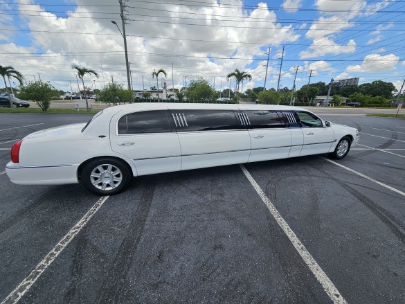 2007 Krystal Lincoln Town Car Limousine