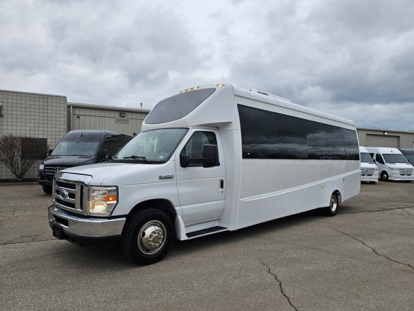 2018 Berkshire Ford E-450 Paratransit Shuttle Bus