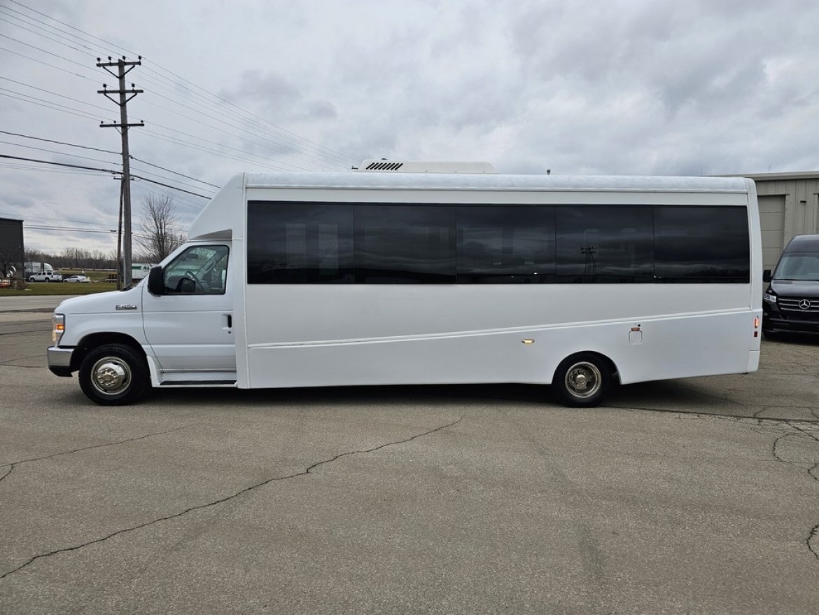2018 Berkshire Ford E-450 Paratransit Shuttle Bus - Photo 3