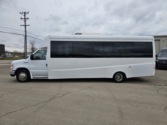 2018 Berkshire Ford E-450 Paratransit Shuttle Bus