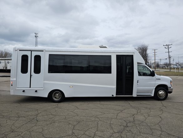 2018 Berkshire Ford E-450 Paratransit Shuttle Bus