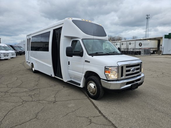 2018 Berkshire Ford E-450 Paratransit Shuttle Bus