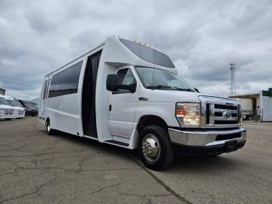 2018 Berkshire Ford E-450 Paratransit Shuttle Bus