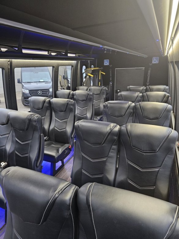 2018 Berkshire Ford E-450 Paratransit Shuttle Bus