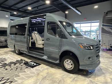 2025 OGV Luxury Coach Mercedes-Benz V-Cruise 10OBA Sprinter