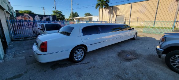 2006 Executive Coach Builders Lincoln 120 inch Executive ICON Limousine