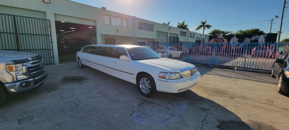 2006 Executive Coach Builders Lincoln 120 inch Executive ICON Limousine