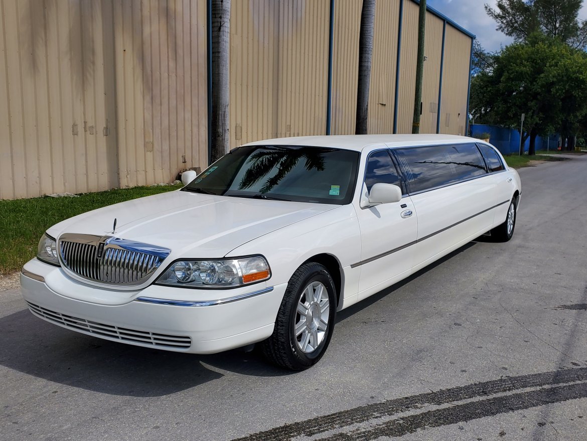 Limousine for sale: 2006 Lincoln 120 inch Executive ICON 120&quot; by Executive Coach Builders