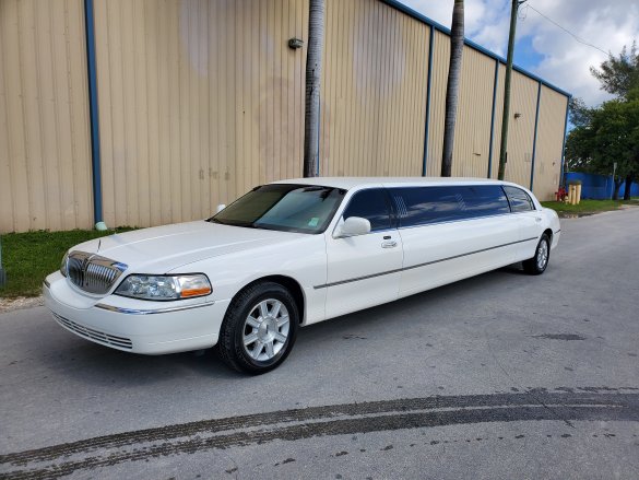 2006 Executive Coach Builders Lincoln 120 inch Executive ICON Limousine