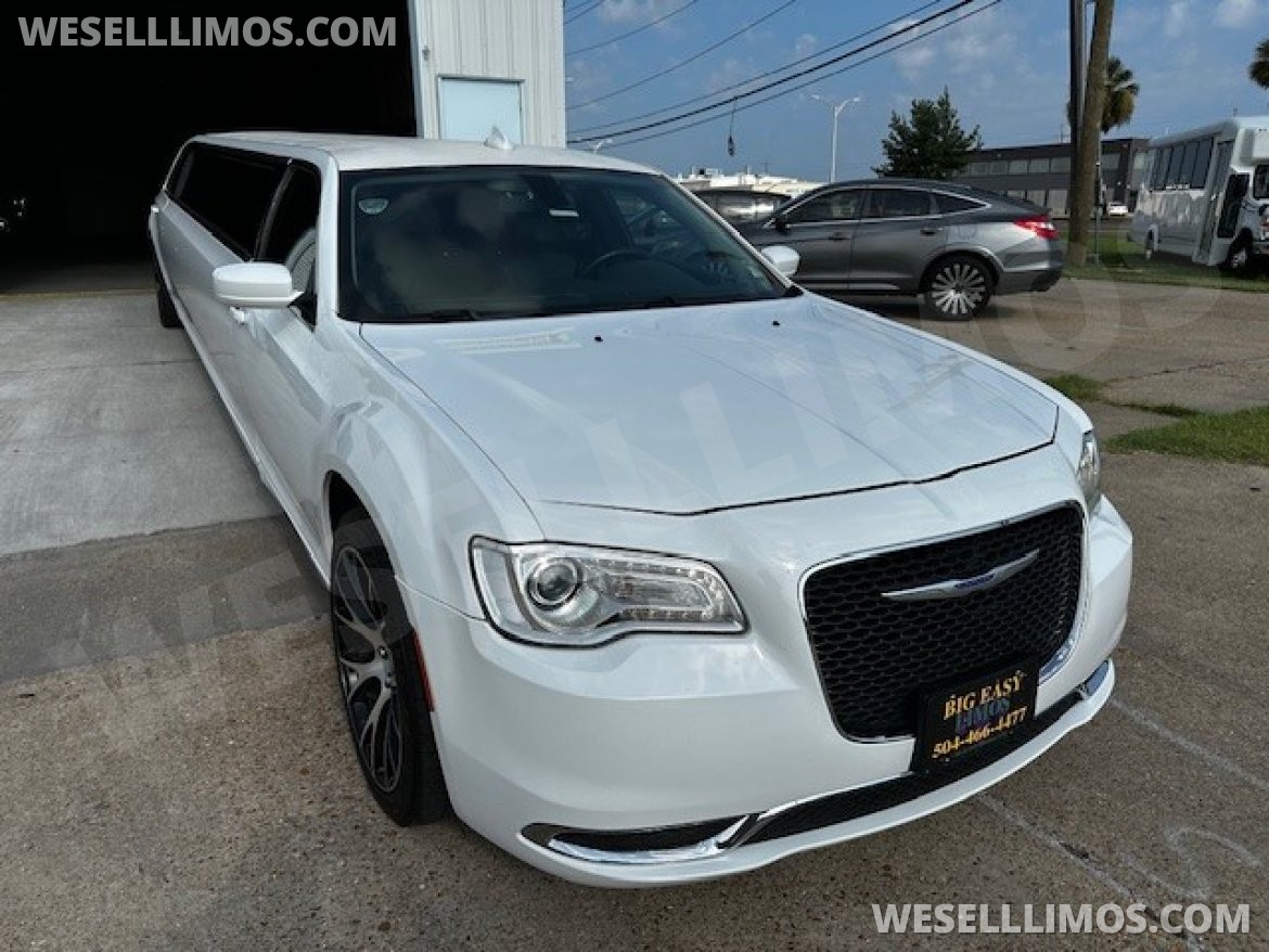 2019 Chrysler 300 Limo 140 Inch Limousine Springfield Coach - Photo 2