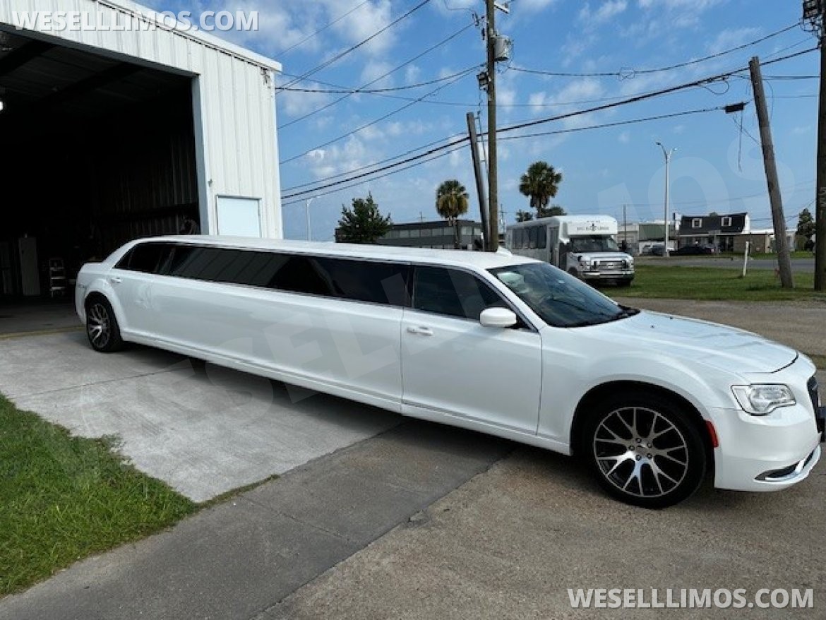 2019 Chrysler 300 Limo 140 Inch Limousine Springfield Coach - Photo 3