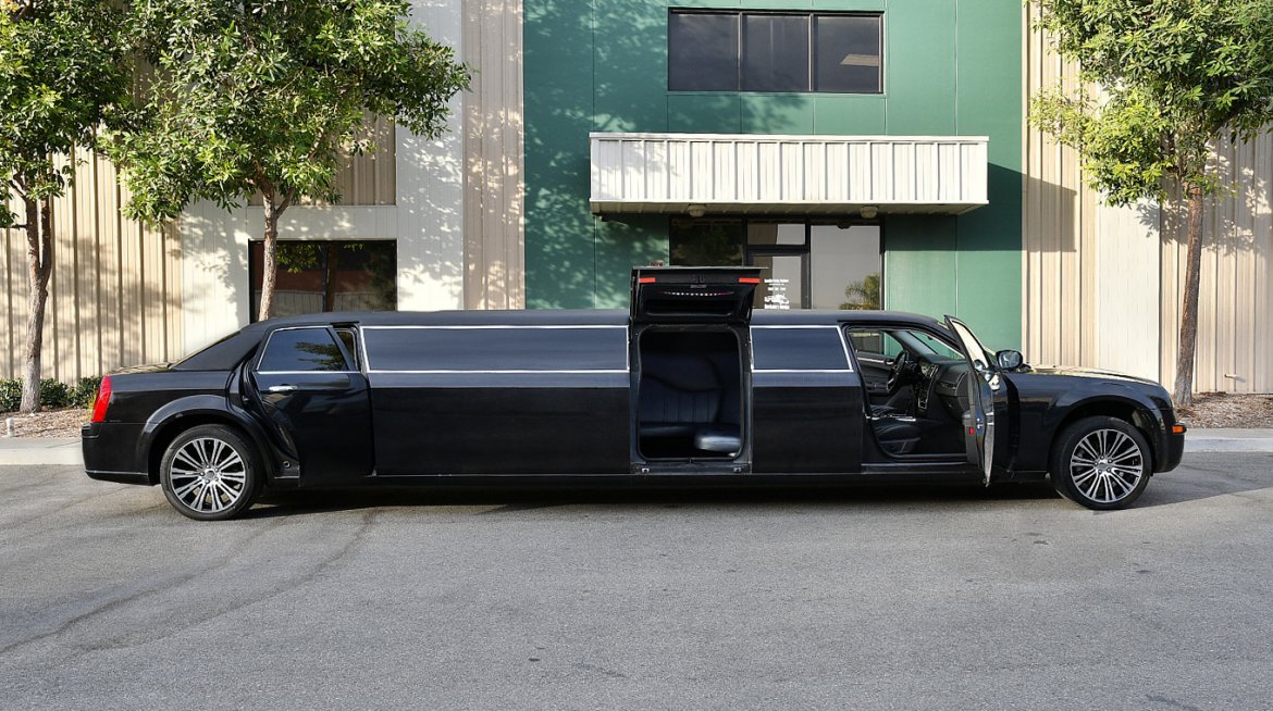Limousine for sale: 2010 Chrysler 300 140&quot; by American Custom Coach