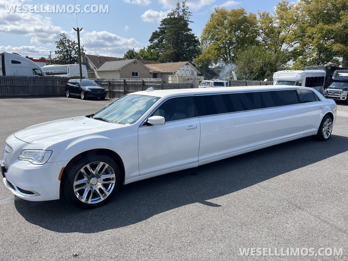 2019 Springfield  Coach Chrysler 300 Limousine - Photo 2