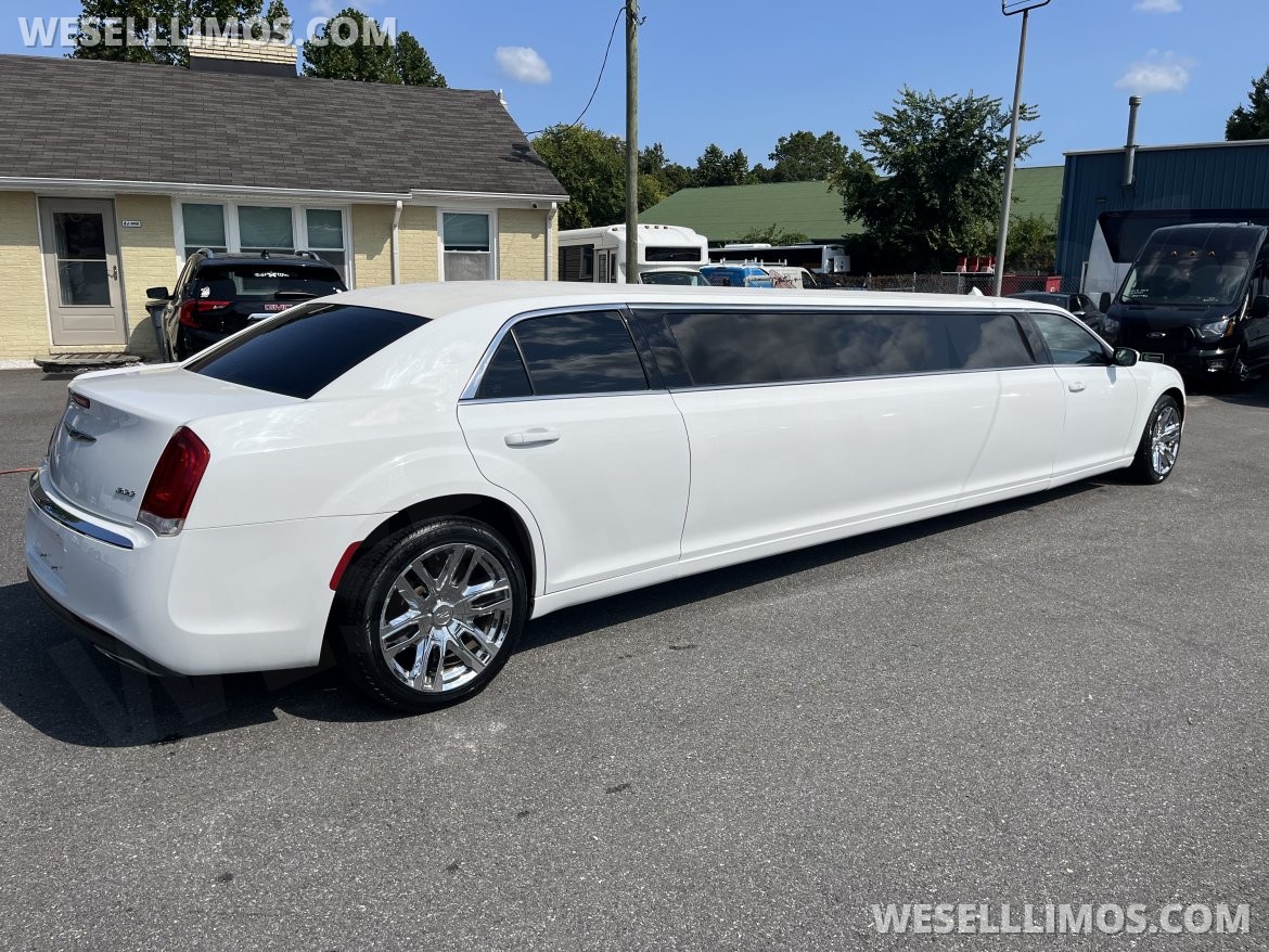 2019 Springfield  Coach Chrysler 300 Limousine - Photo 3