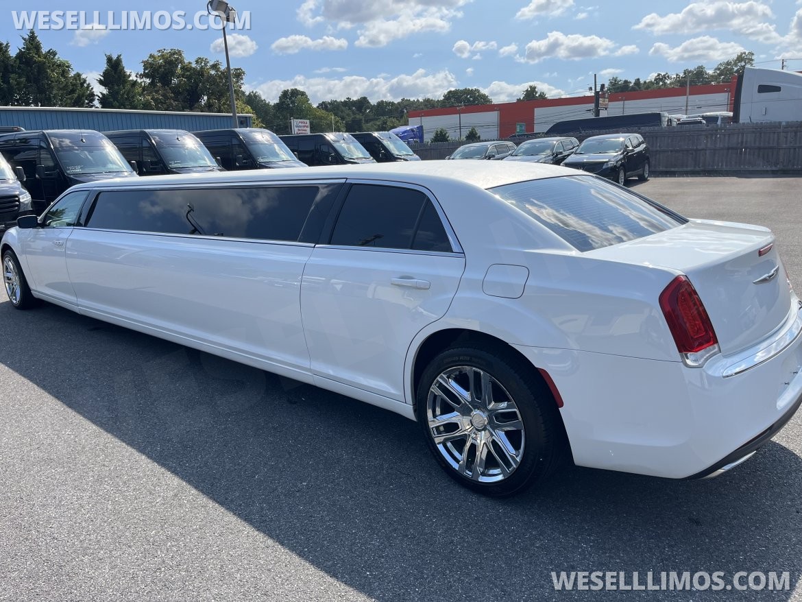 2019 Springfield  Coach Chrysler 300 Limousine - Photo 4