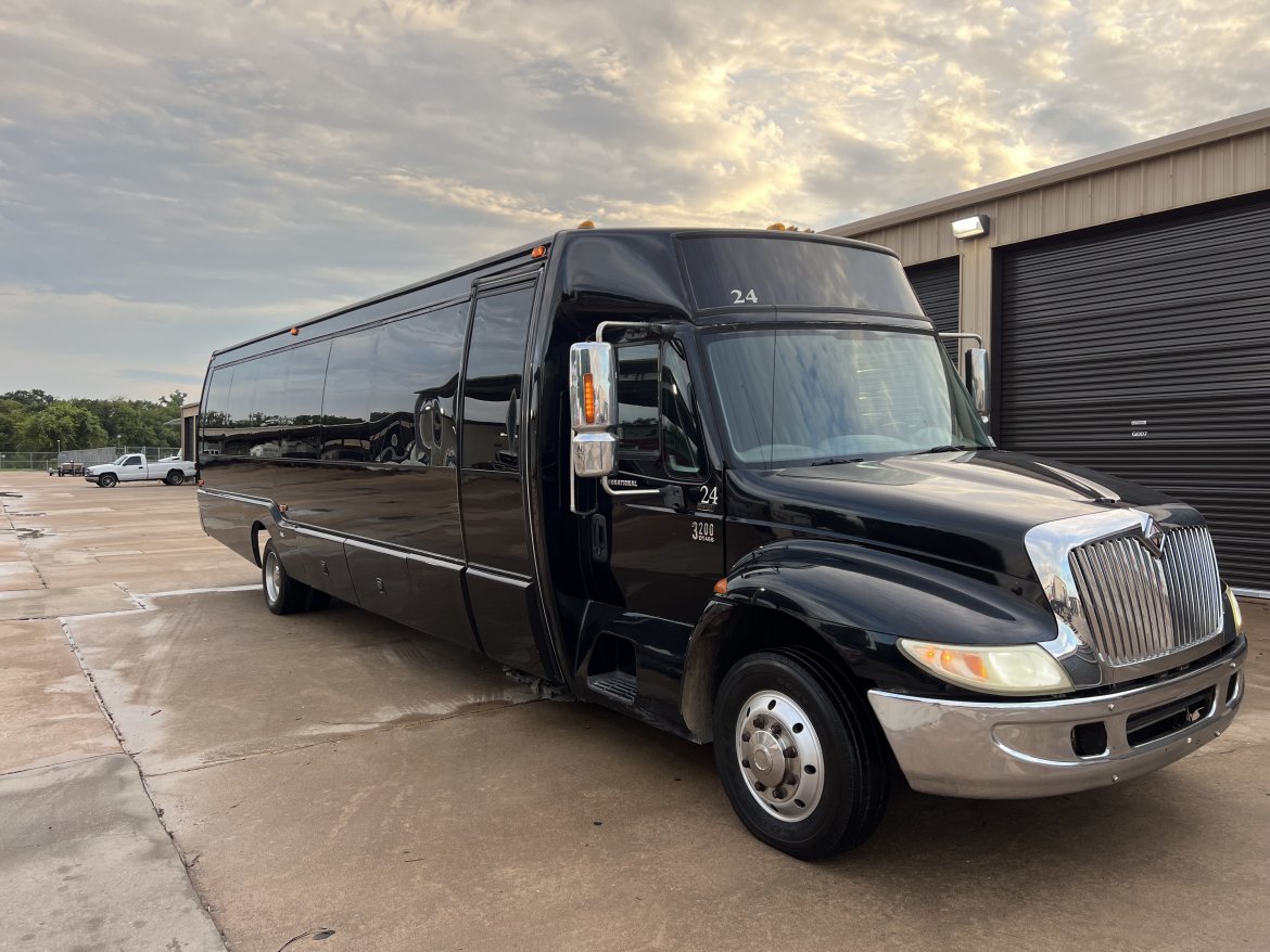 Limo Bus for sale: 2007 International 3200 DT466 by Krystal