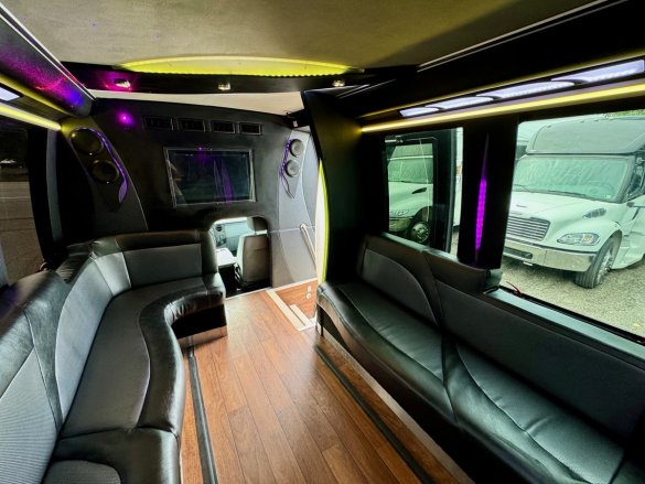 2014 LGE Coachworks Ford F550 Limo Bus