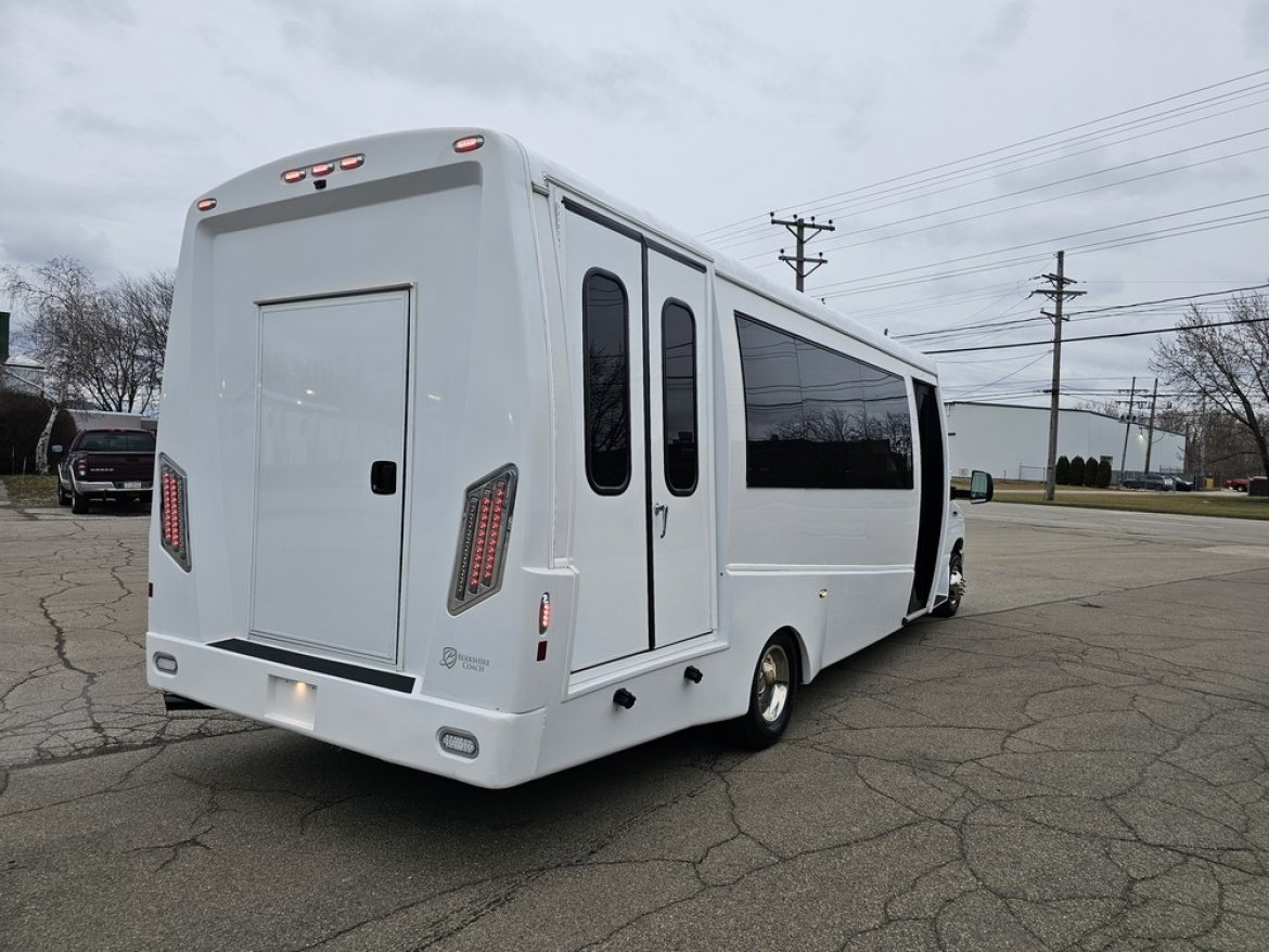 2018 Berkshire Ford E450 Paratransit Shuttle Shuttle Bus - Photo 4
