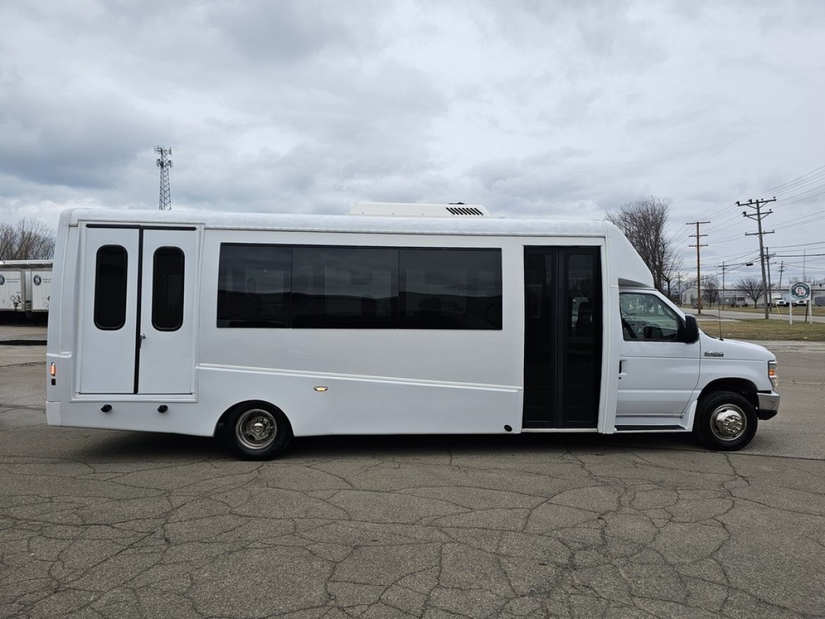 2018 Berkshire Ford E450 Paratransit Shuttle Shuttle Bus - Photo 2