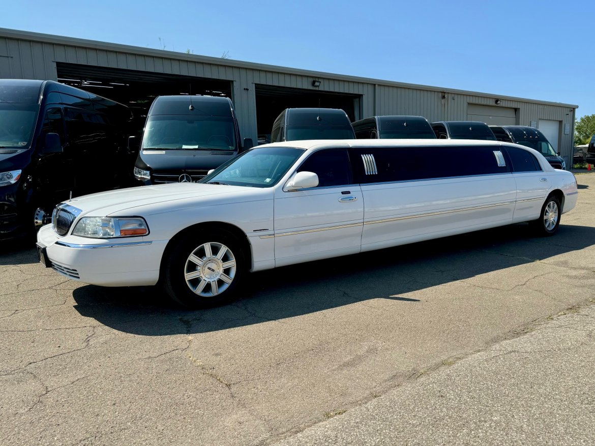 Limousine for sale: 2006 Lincoln Town Car by Krystal