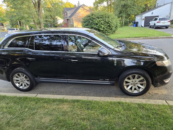 2013 Lincoln MKT Sedan