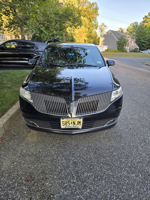 2013 Lincoln MKT Sedan