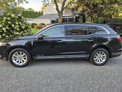 2013 Lincoln MKT Sedan