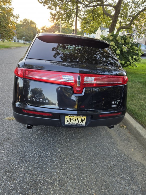 2013 Lincoln MKT Sedan