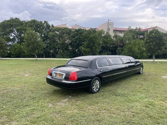 2011 Krystal Coach Lincoln Town Car Limousine