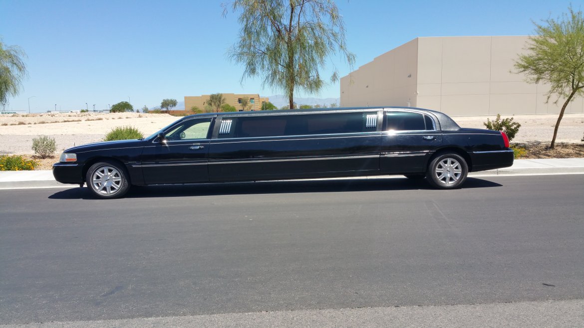 Limousine for sale: 2008 Lincoln Town Car by Crystal Coach