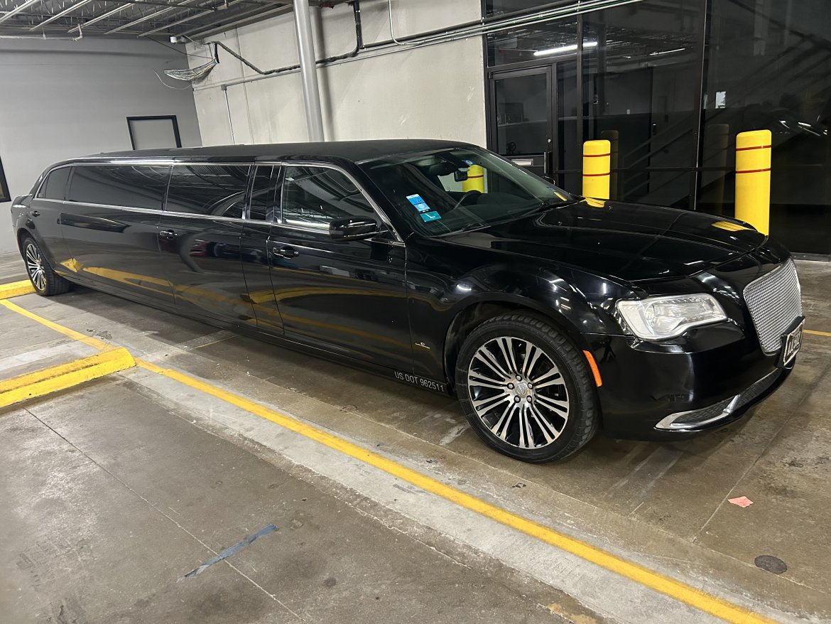 2016 Quality Coach Works Chrysler 10 passenger limo Limousine - Photo 2