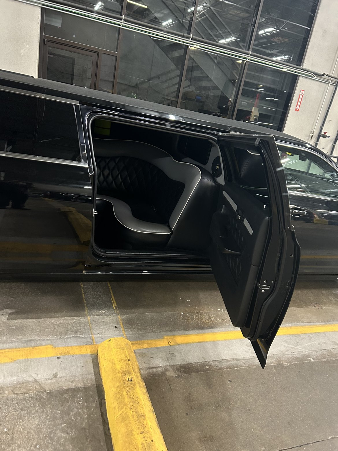 2016 Quality Coach Works Chrysler 10 passenger limo Limousine - Photo 3