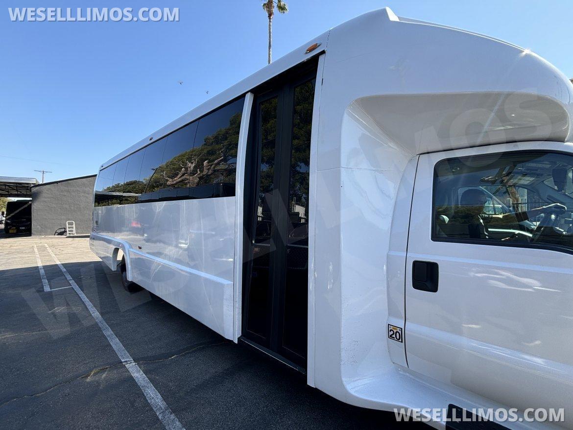 2016 Ford F-550 Gasoline Bus - Photo 4