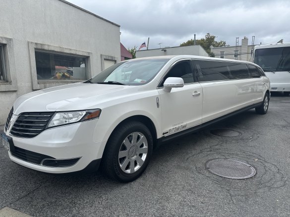 2019 Executive Stretch Lincoln MKT Limousine