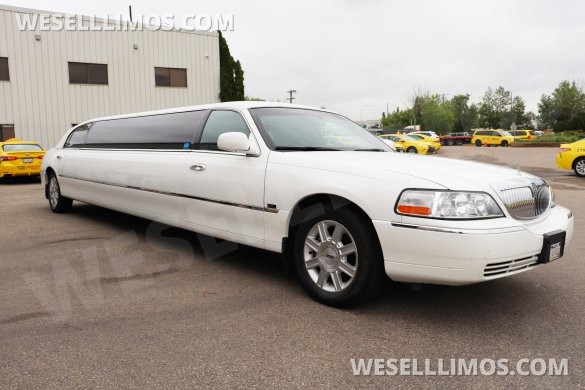 2007 Executive Lincoln Town Car Executive - White Limousine