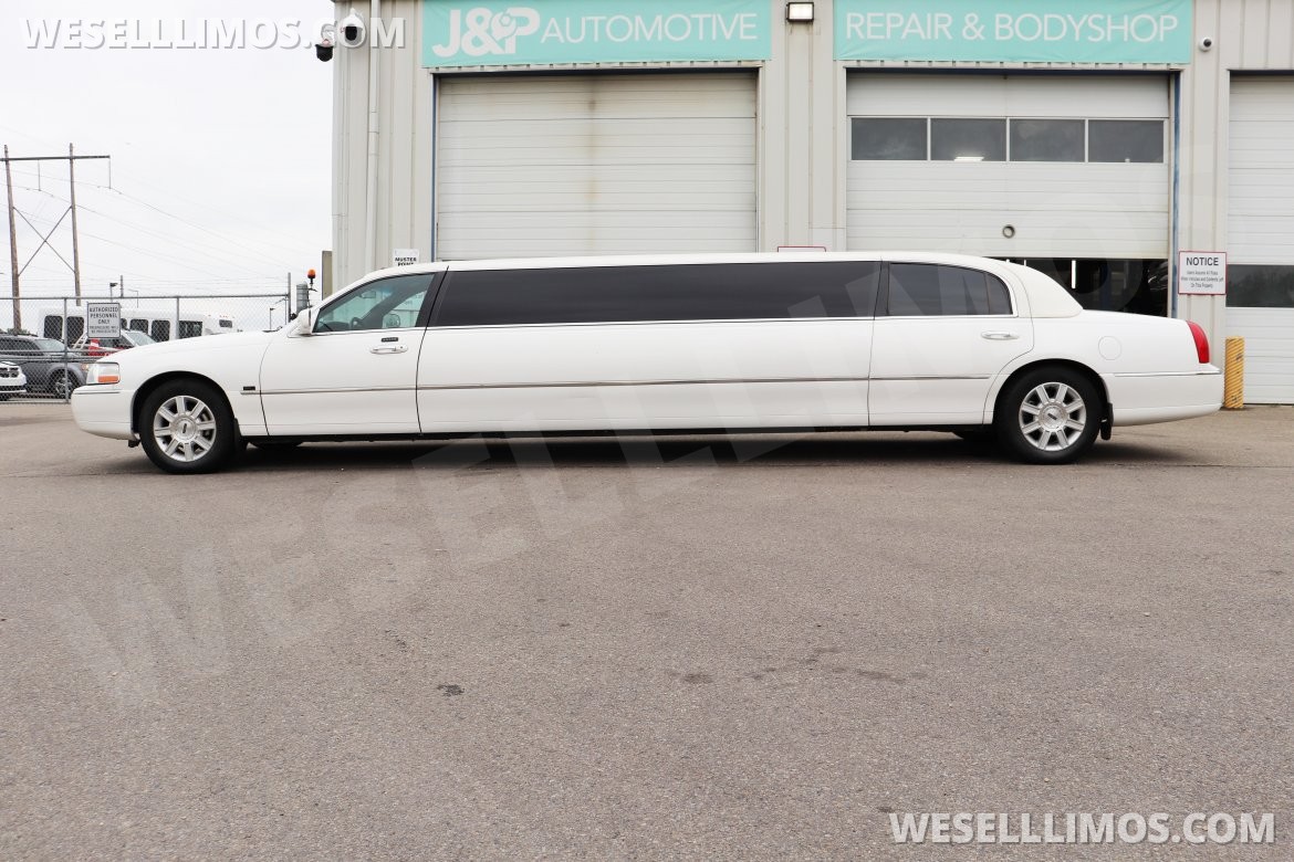 2007 Executive Lincoln Town Car Executive - White Limousine - Photo 2