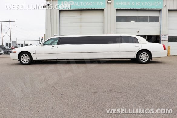 2007 Executive Lincoln Town Car Executive - White Limousine