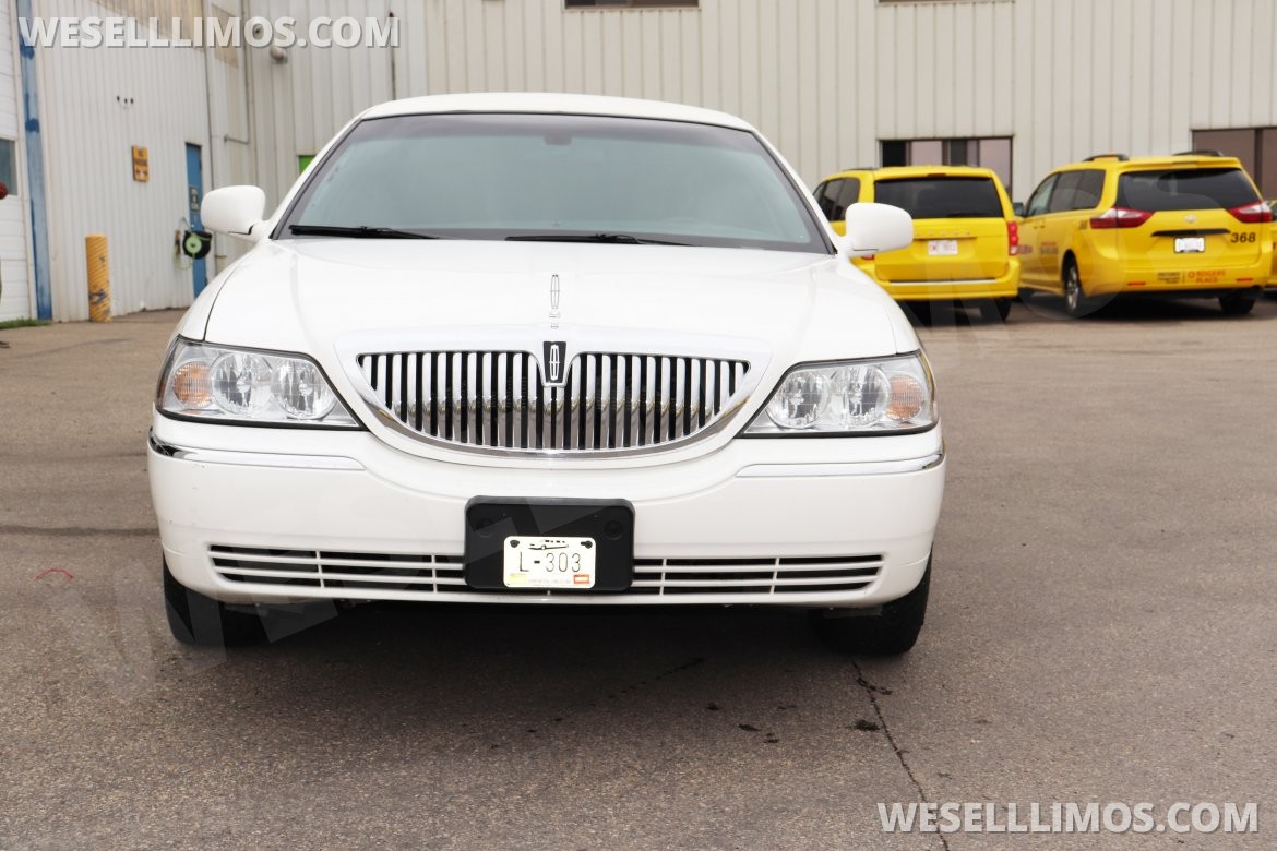 2007 Executive Lincoln Town Car Executive - White Limousine - Photo 3