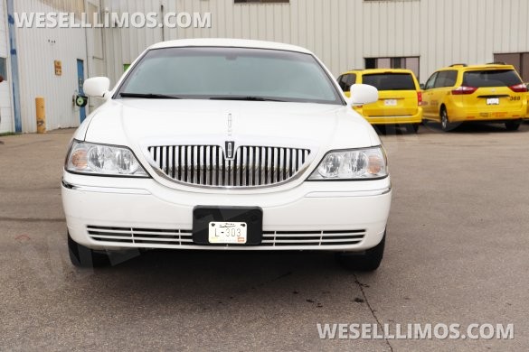 2007 Executive Lincoln Town Car Executive - White Limousine