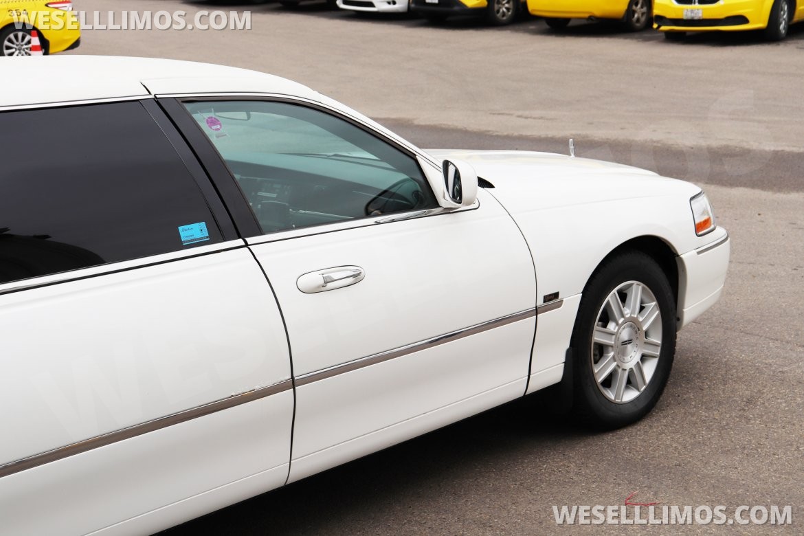 2007 Executive Lincoln Town Car Executive - White Limousine - Photo 4
