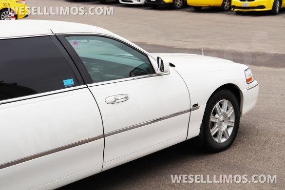 2007 Executive Lincoln Town Car Executive - White Limousine