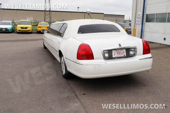 2007 Executive Lincoln Town Car Executive - White Limousine