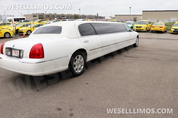 2007 Executive Lincoln Town Car Executive - White Limousine