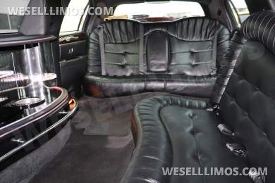 2007 Executive Lincoln Town Car Executive - White Limousine