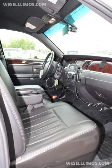 2007 Executive Lincoln Town Car Executive - White Limousine