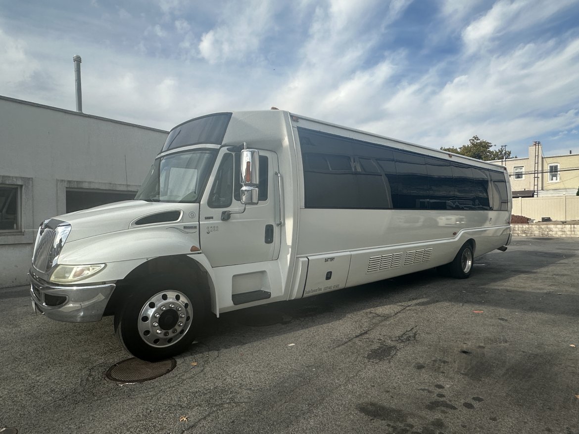 Limo Bus for sale: 2009 International 3200 KK38 38&quot; by Krystal